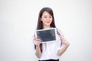 Tayland portresi yetişkin ofis kızı beyaz gömleği tabletini göster.