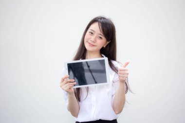 Tayland portresi yetişkin ofis kızı beyaz gömleği tabletini göster.