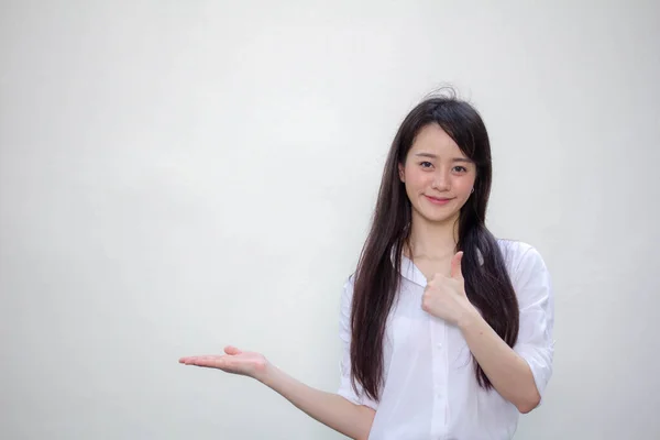 Taylandlı yetişkin kadın işçi portresi beyaz gömlekli, elini göster.