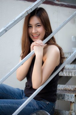 Tayland portresi yetişkin güzel kız siyah gömlek mavi kot pantolon rahatla ve gülümse