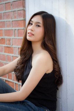 Tayland portresi yetişkin güzel kız siyah gömlek mavi kot pantolon rahatla ve gülümse