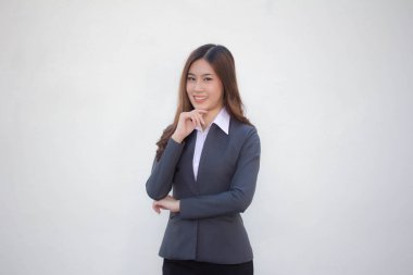 Taylandlı yetişkin ofis kızı beyaz gömlek rahatla ve gülümse