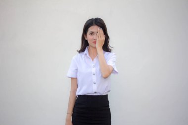 Taylandlı yetişkin üniversite üniforması. Güzel bir kız.