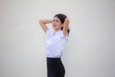 Yetişkin öğrenci üniforması. Güzel kız. Kravat.