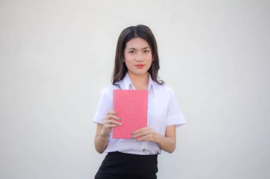 Taylandlı yetişkin öğrenci üniforması güzel kız kırmızı kitap gösteriyor.