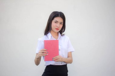 Taylandlı yetişkin öğrenci üniforması güzel kız kırmızı kitap gösteriyor.