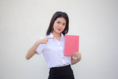 Taylandlı yetişkin öğrenci üniforması güzel kız kırmızı kitap gösteriyor.