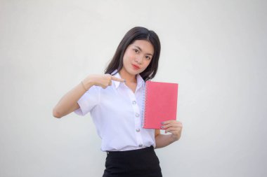 Taylandlı yetişkin öğrenci üniforması güzel kız kırmızı kitap gösteriyor.