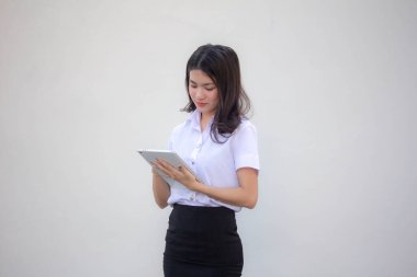 Yetişkin öğrenci üniforması. Tabletini kullanan güzel bir kız.