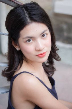 Taylandlı yetişkin bir kızın portresi rahatla ve gülümse.