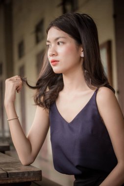 Taylandlı yetişkin bir kızın portresi rahatla ve gülümse.