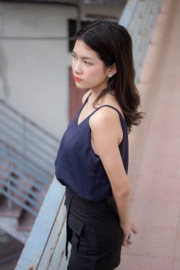 Taylandlı yetişkin bir kızın portresi rahatla ve gülümse.