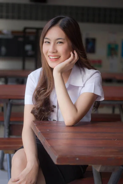 Tailandês Adulto Estudante Universidade Uniforme Bela Menina Relaxar Sorrir — Fotografia de Stock