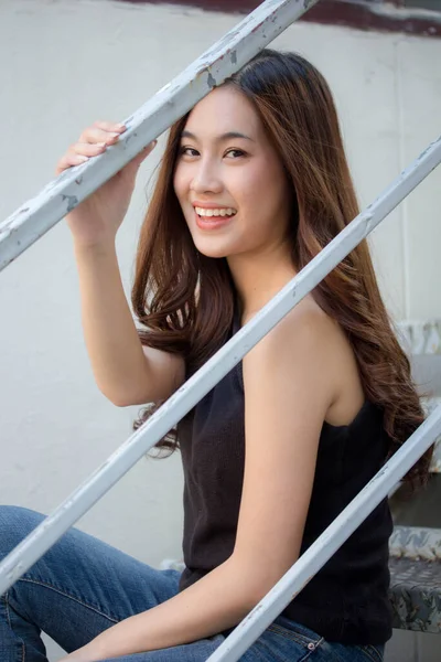 Portrét Thajského Porcelánu Dospělá Krásná Dívka Černá Košile Modré Džíny — Stock fotografie