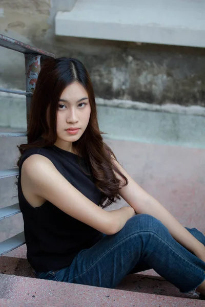 Πορτρέτο Της Κίνας Thai Ενηλίκων Όμορφο Κορίτσι Μαύρο Πουκάμισο Μπλε — Φωτογραφία Αρχείου