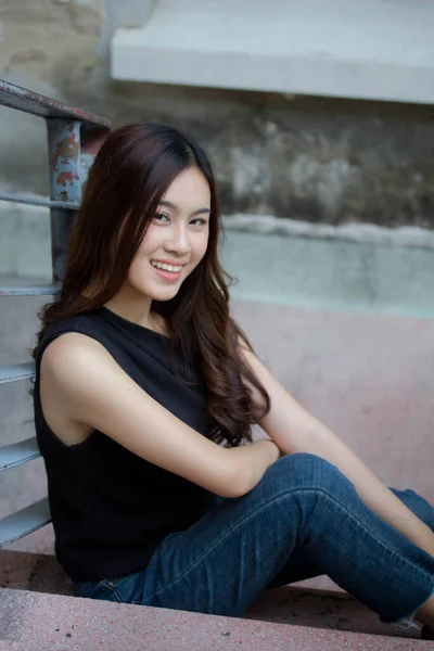 Retrato Tailandês China Adulto Linda Menina Camisa Preta Jeans Azul — Fotografia de Stock