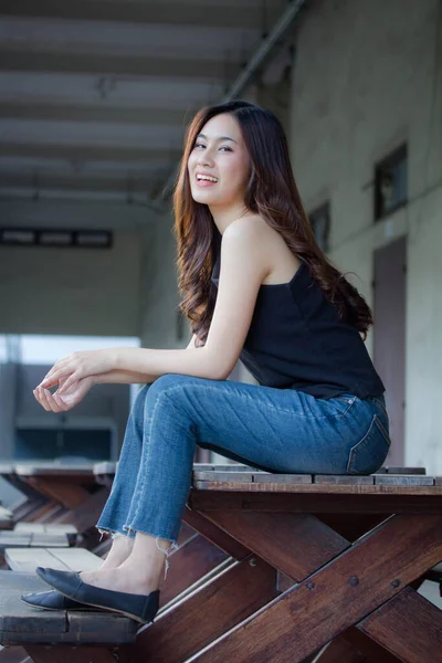 Retrato Tailandês China Adulto Linda Menina Camisa Preta Jeans Azul — Fotografia de Stock