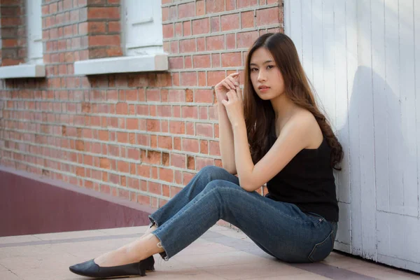 Retrato Tailandês China Adulto Linda Menina Camisa Preta Jeans Azul — Fotografia de Stock