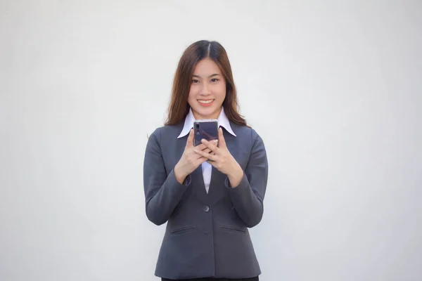 Porträtt Thai Vuxen Kontor Flicka Med Sin Telefon Och Leende — Stockfoto