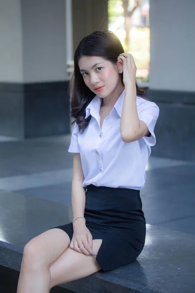 Tailandês Adulto Estudante Universidade Uniforme Bela Menina Relaxar Sorrir — Fotografia de Stock