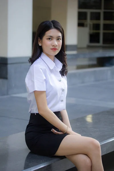 Tailandês Adulto Estudante Universidade Uniforme Bela Menina Relaxar Sorrir — Fotografia de Stock