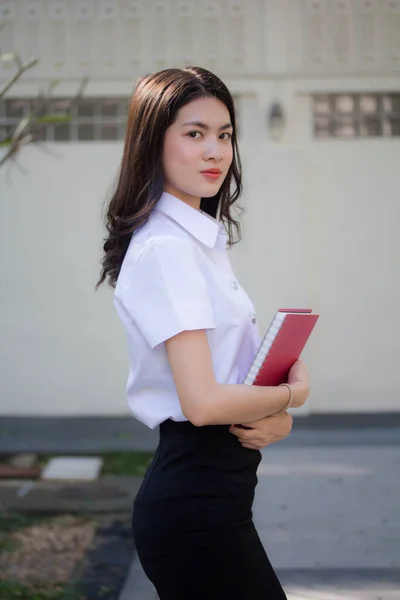 Thai Adult Student Universität Uniform Schöne Mädchen Entspannen Und Lächeln — Stockfoto