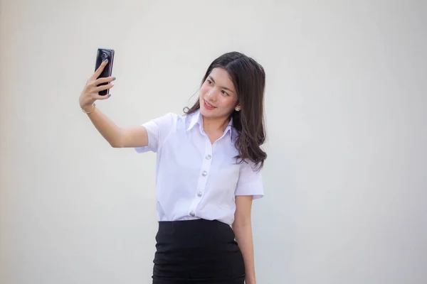 Tailandés Adulto Estudiante Universidad Uniforme Hermosa Chica Usando Teléfono Inteligente —  Fotos de Stock