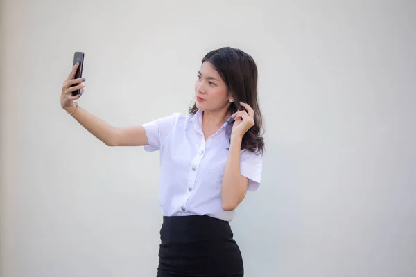 Thai Mahasiswi Dewasa Gadis Cantik Seragam Menggunakan Ponsel Pintarnya Selfie — Stok Foto