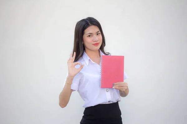 Taylandlı Yetişkin Öğrenci Üniforması Güzel Kız Kırmızı Kitap Gösteriyor — Stok fotoğraf