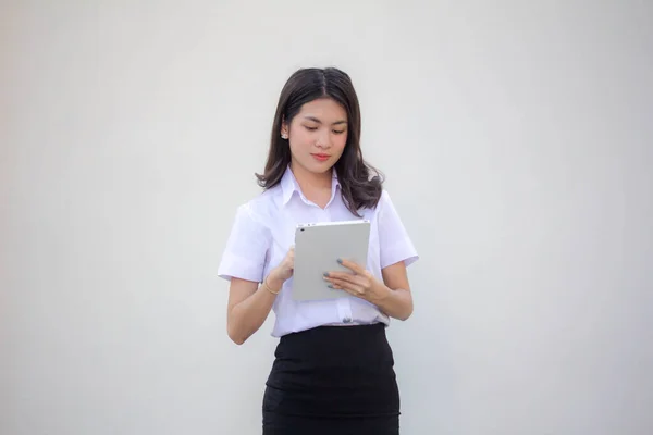 Thai Adult Student Universität Uniform Hübsch Mädchen Using Sie Tablet — Stockfoto