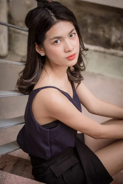 Ritratto Thai Adulto Bella Ragazza Rilassarsi Sorridere — Foto Stock