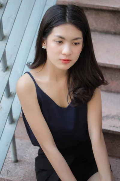 Portré Thai Felnőtt Gyönyörű Lány Pihenni Mosolyogni — Stock Fotó