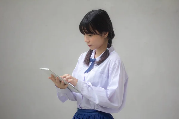 Thai High School Elev Uniform Vakker Jente Som Bruker Nettbrettet – stockfoto