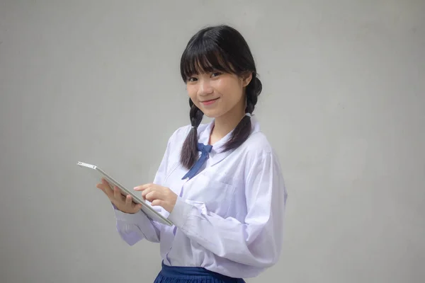 Tailandês Estudante Ensino Médio Uniforme Bela Menina Usando Seu Tablet — Fotografia de Stock