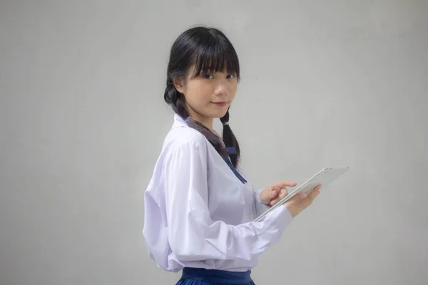 Thai High School Student Uniform Hübsch Mädchen Using Sie Tablet — Stockfoto