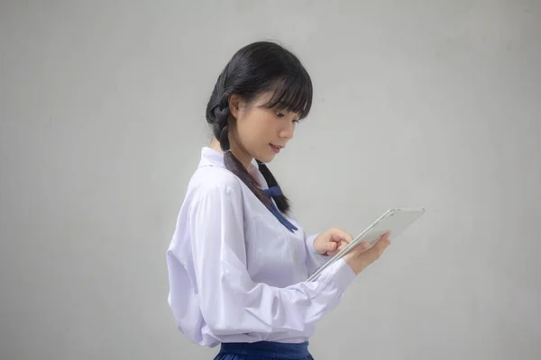 Tailandês Estudante Ensino Médio Uniforme Bela Menina Usando Seu Tablet — Fotografia de Stock