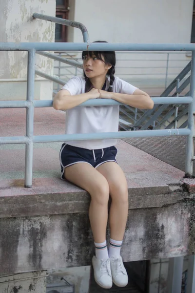 Japon Spor Üniformalı Güzel Kız Mutlu Rahatlamış — Stok fotoğraf