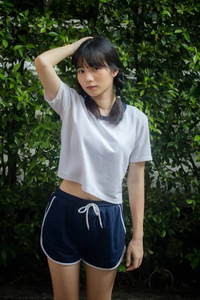 Tajski Nastolatek Piękne Dziewczyna Japoński Sport Student Mundur Szczęśliwy Zrelaksować — Zdjęcie stockowe