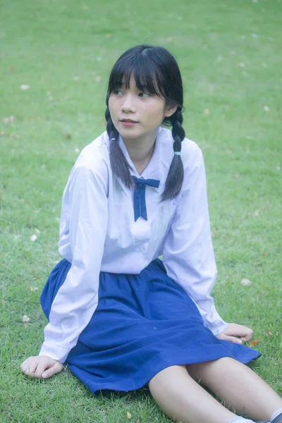 Retrato Tailandês Estudante Ensino Médio Uniforme Adolescente Linda Menina Feliz — Fotografia de Stock