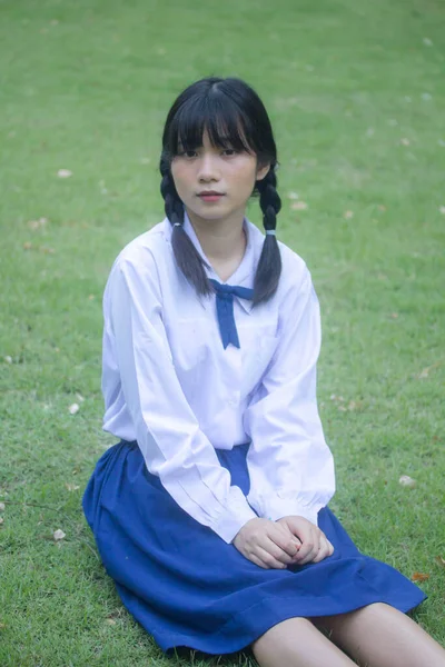 Retrato Tailandés Estudiante Secundaria Uniforme Adolescente Hermosa Chica Feliz Relajarse —  Fotos de Stock