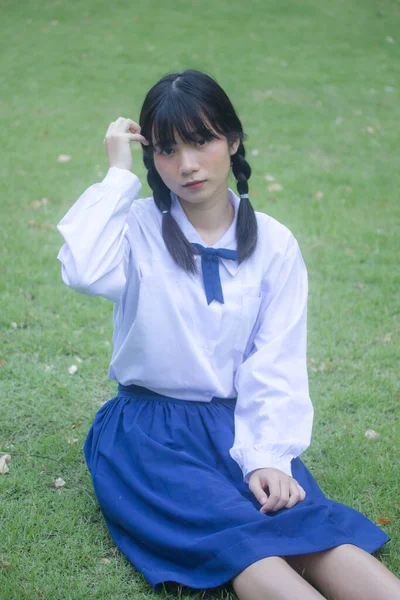 Retrato Tailandés Estudiante Secundaria Uniforme Adolescente Hermosa Chica Feliz Relajarse —  Fotos de Stock