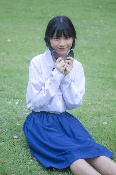 Retrato Tailandés Estudiante Secundaria Uniforme Adolescente Hermosa Chica Feliz Relajarse —  Fotos de Stock