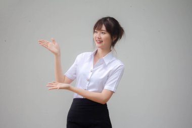 Taylandlı yetişkin öğrenci üniforması. Güzel kız işaret ediyor.