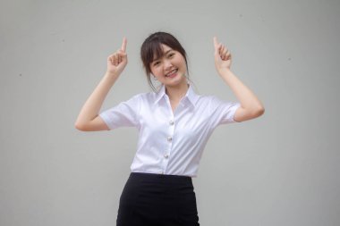 Taylandlı yetişkin öğrenci üniforması. Güzel kız işaret ediyor.