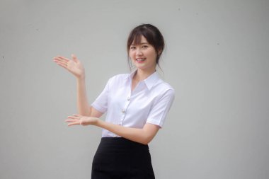 Taylandlı yetişkin öğrenci üniforması. Güzel kız işaret ediyor.