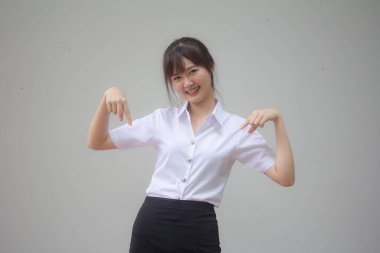 Taylandlı yetişkin öğrenci üniforması. Güzel kız işaret ediyor.