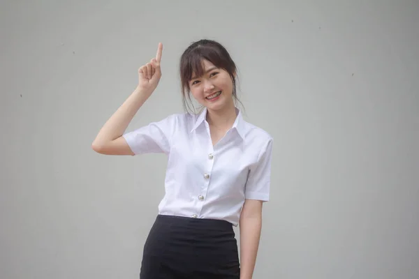 Taylandlı Yetişkin Öğrenci Üniforması Güzel Kız Işaret Ediyor — Stok fotoğraf