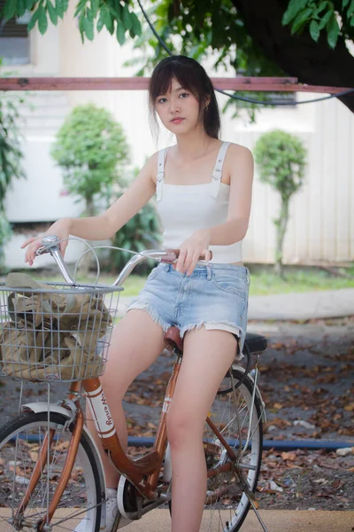 Asiático Tailandés Japonés Adolescente Blanco Camiseta Hermosa Chica Feliz Relajarse —  Fotos de Stock