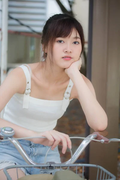アジアタイ語日本語ティーンホワイトTシャツ美しいです女の子幸せとリラックス — ストック写真