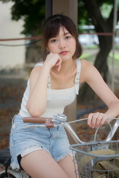 Ásia Tailandês Japonês Adolescente Branco Shirt Bela Menina Feliz Relaxar — Fotografia de Stock